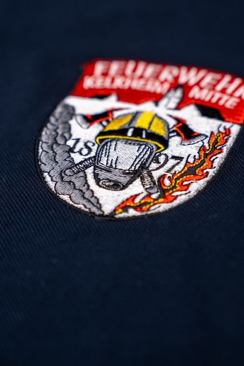 Nahaufnahme eines gestickten Feuerwehrlogos