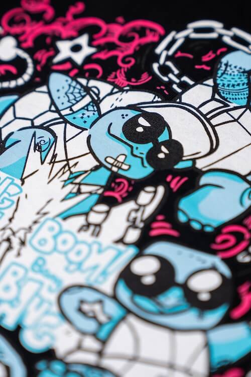 Detailaufnahme eines bunten Motivs das per Siebdruck auf ein Tshirt gedruckt wurde