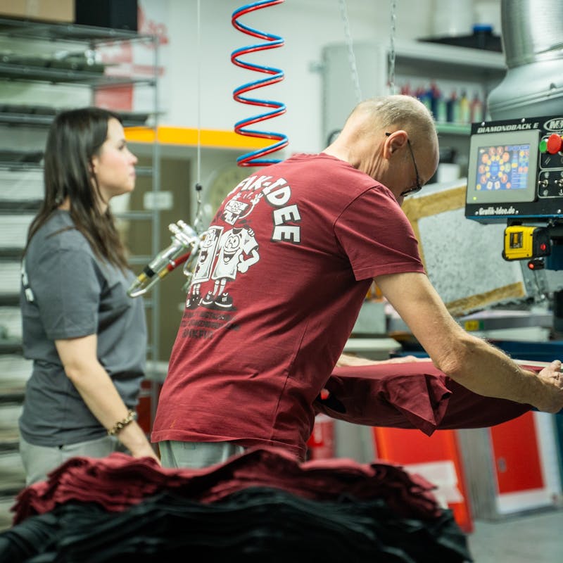 Tshirt wird mit Siebdruckverfahren bedruckt