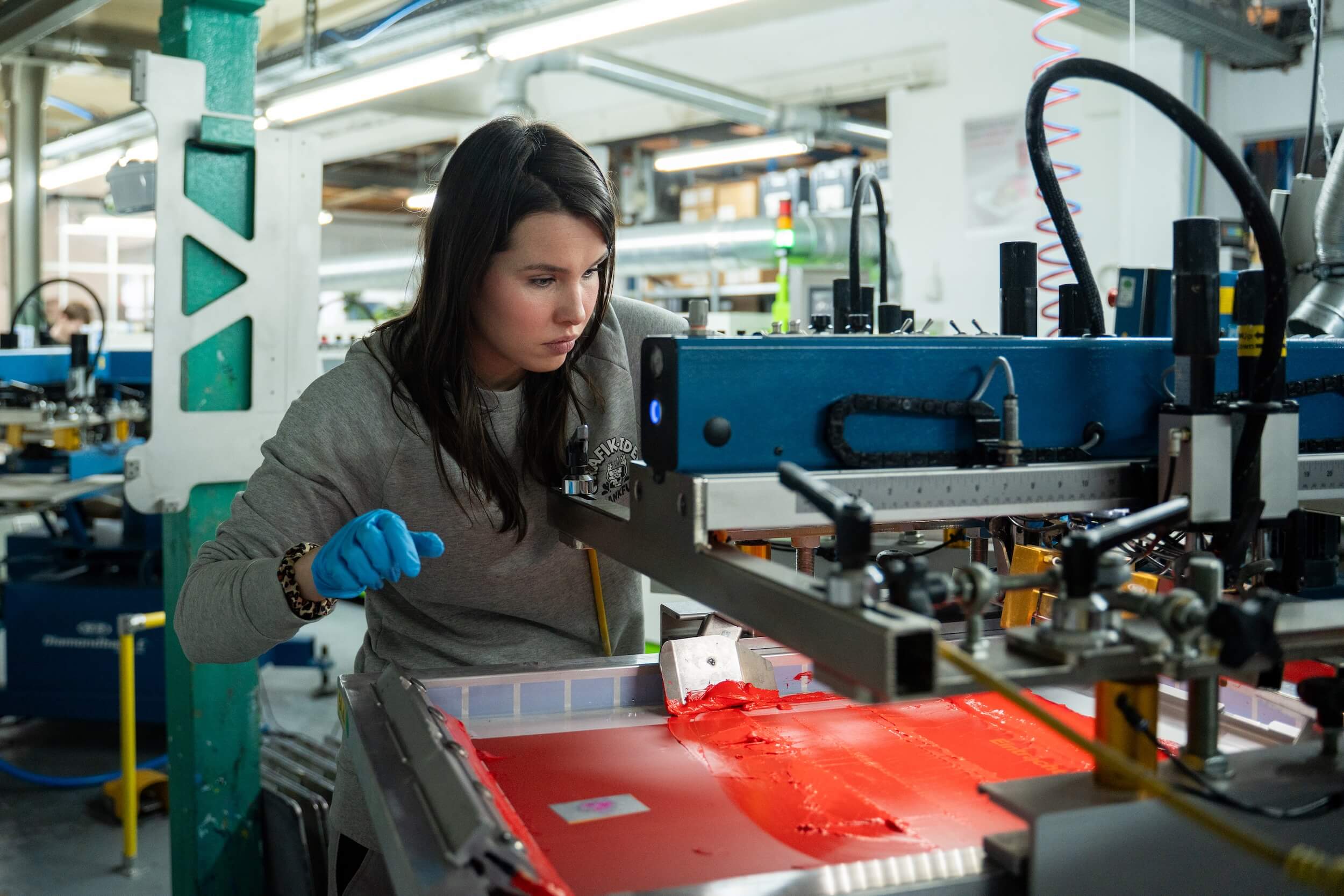 Tshirt wird im Siebdruckverfahren bedruckt