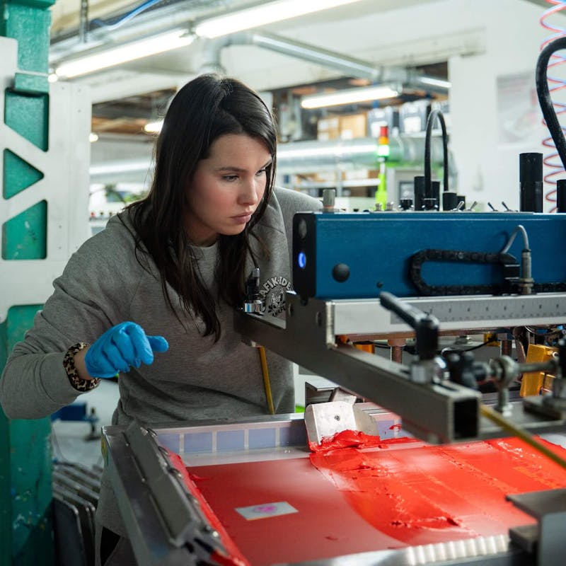 Tshirt wird im Siebdruckverfahren bedruckt