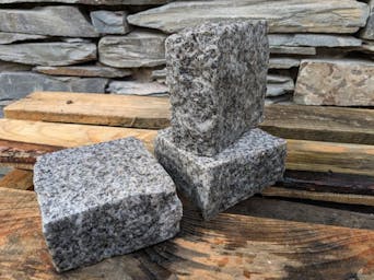 100x100x50 sawn top granite setts grey