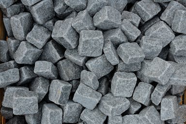 Tumbled medium grey 100x100x50 granite setts