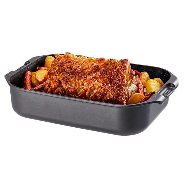 Baccarat baking tray with a roast chicken in it