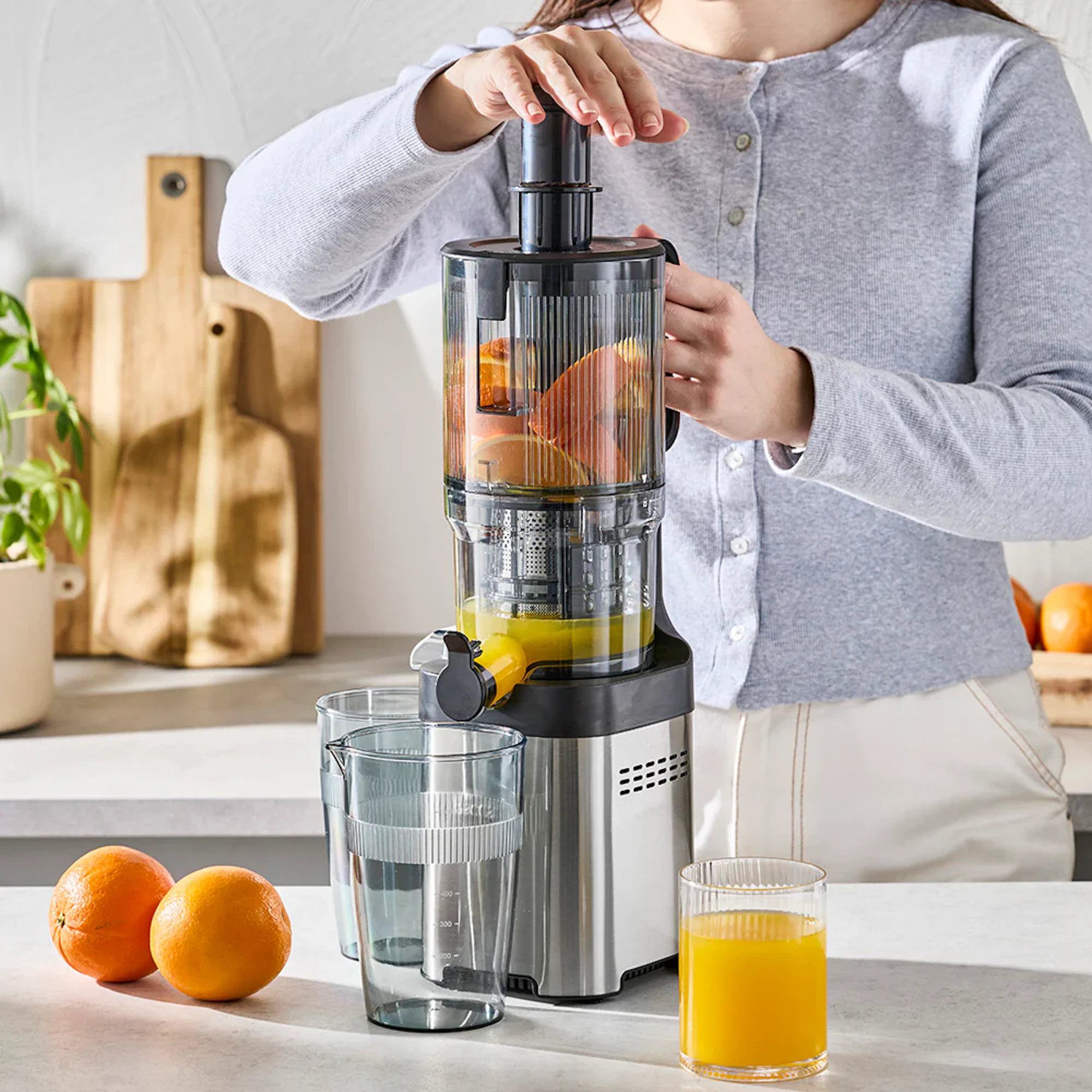 Baccarat juicer being used to juice oranges