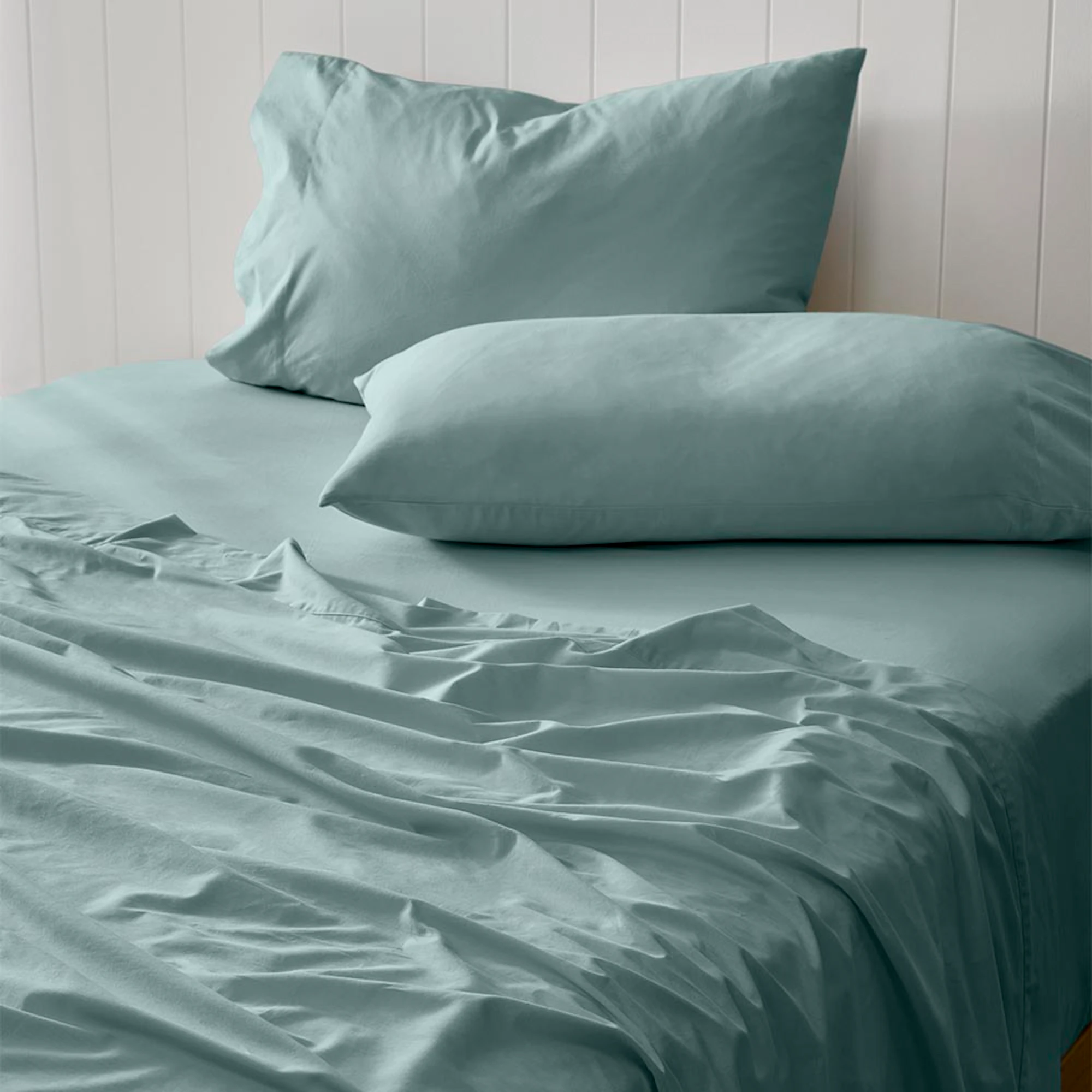 A ocean blue sheet sheet featuring a draped flat sheet, a fitted sheet, and two pillowcases.