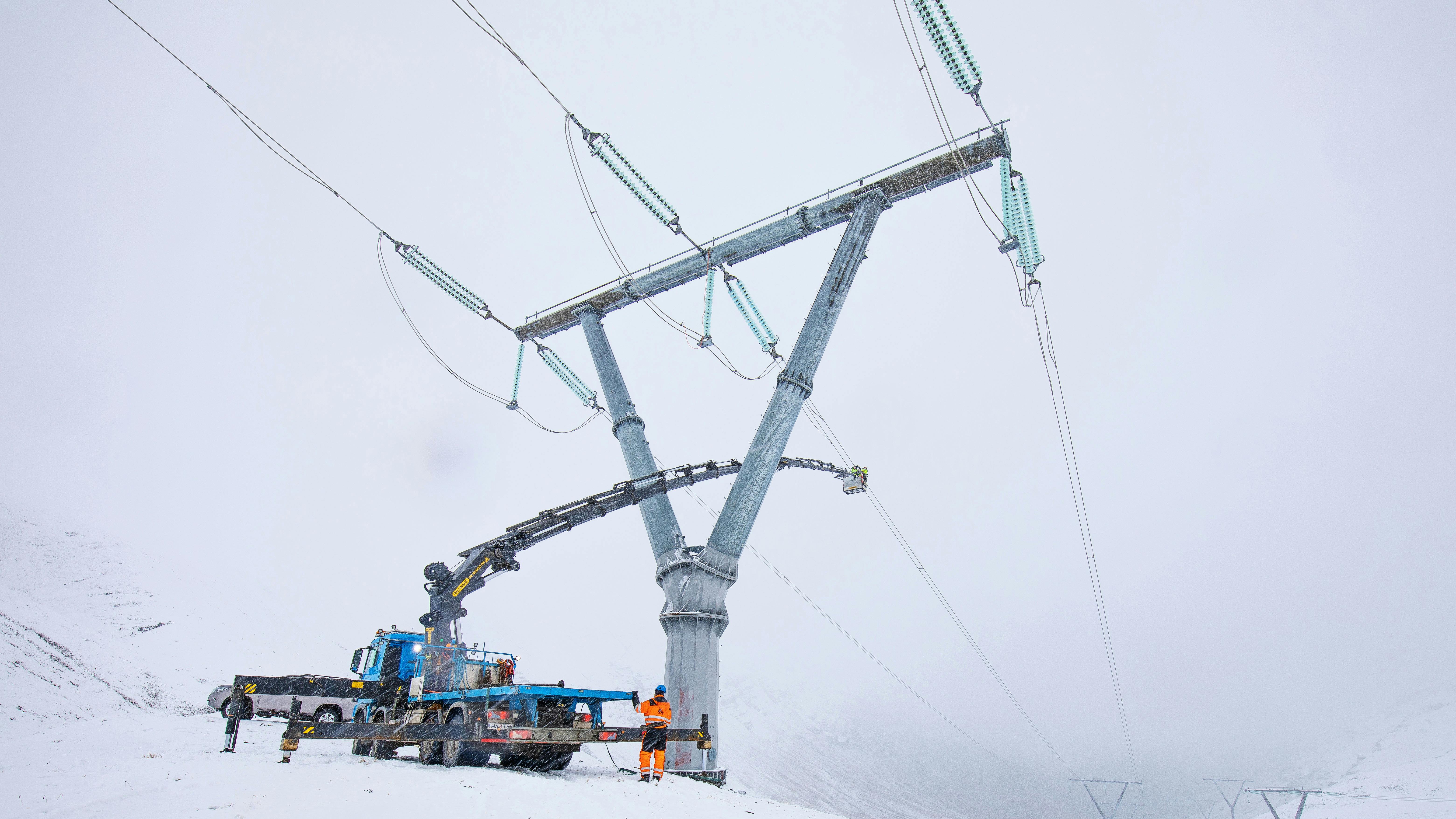 Installation of a Laki Power monitoring station in Iceland