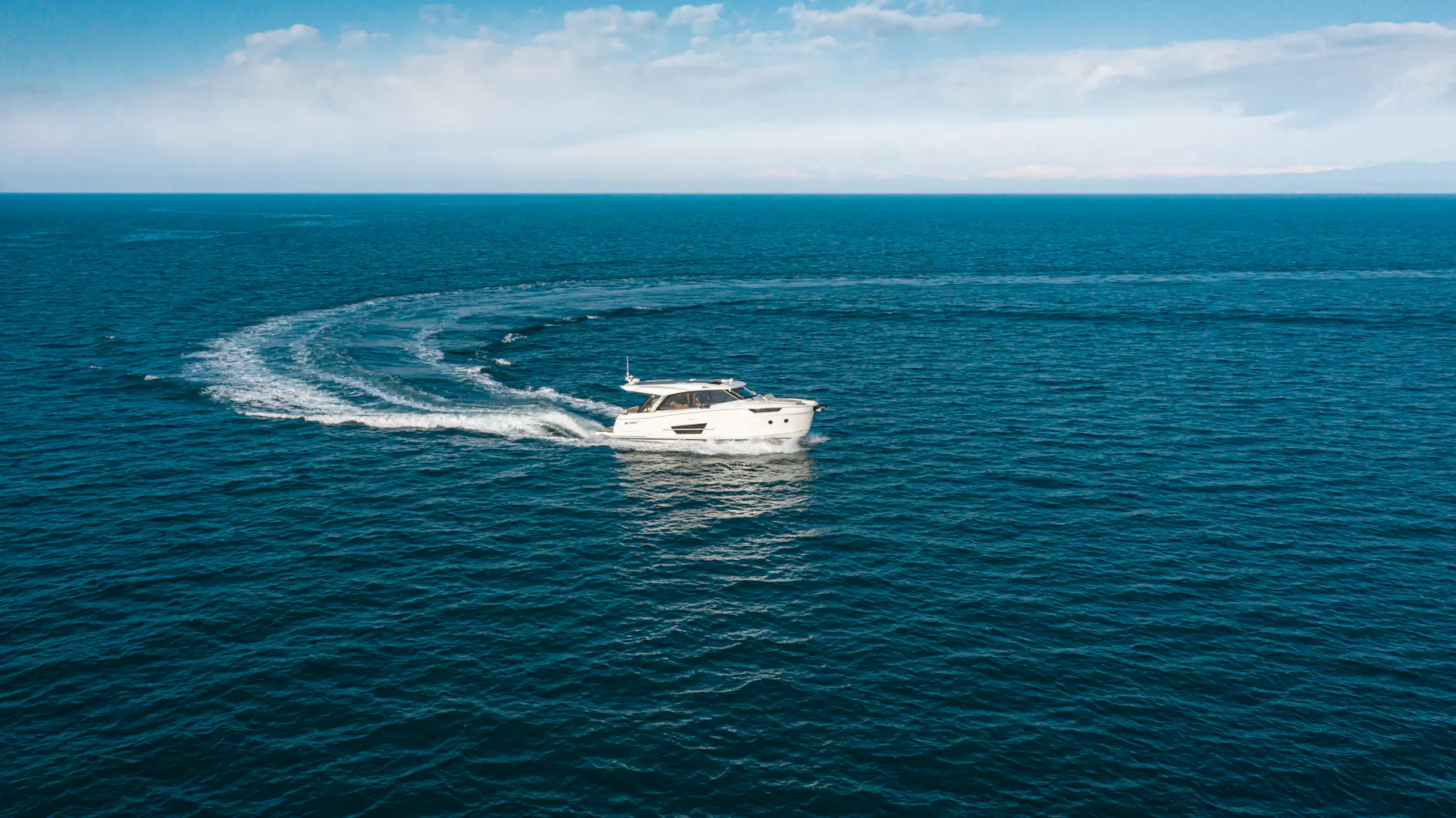 Greenline 45 Coupé on the water