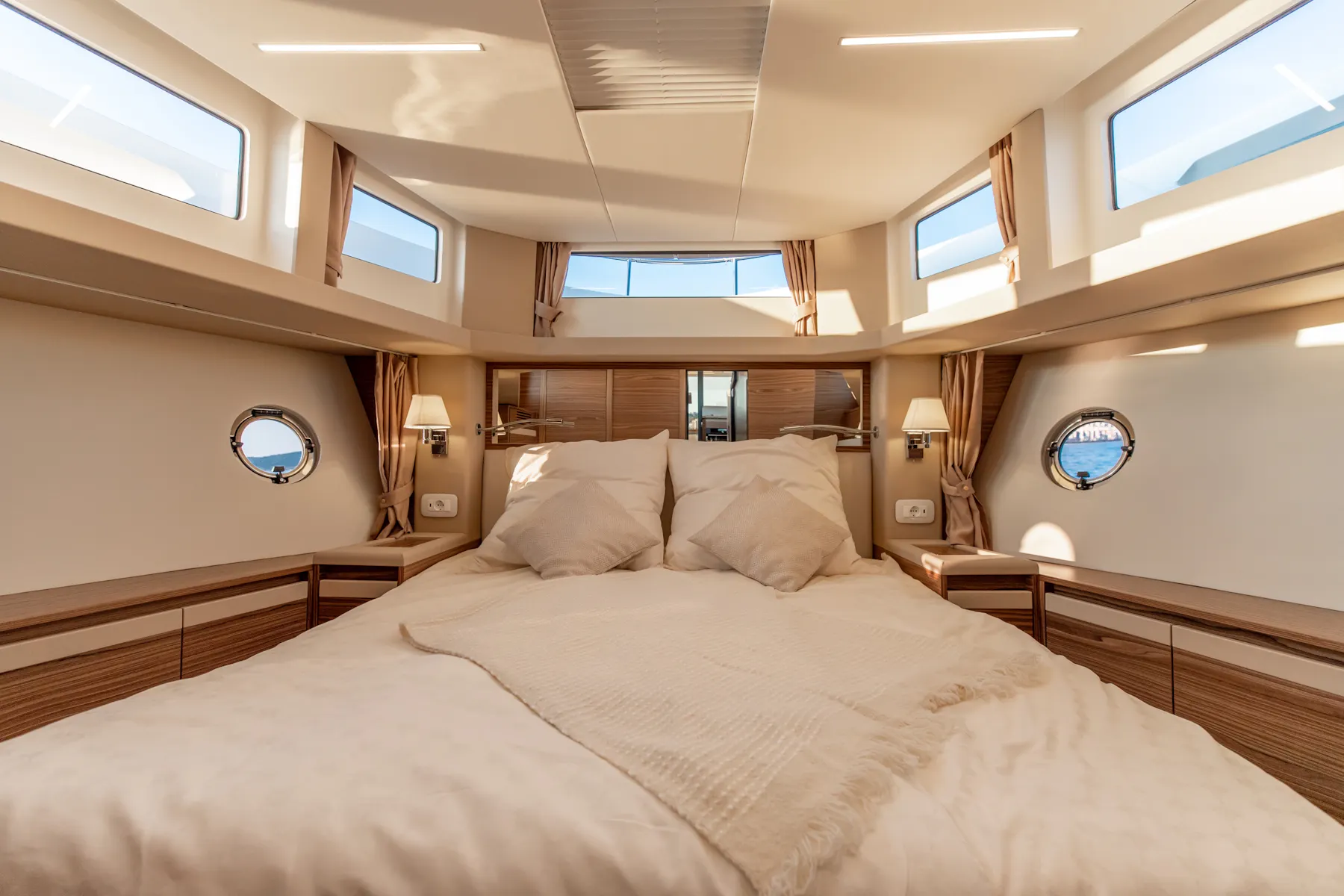 Greenline 45 Coupe vip bow cabin