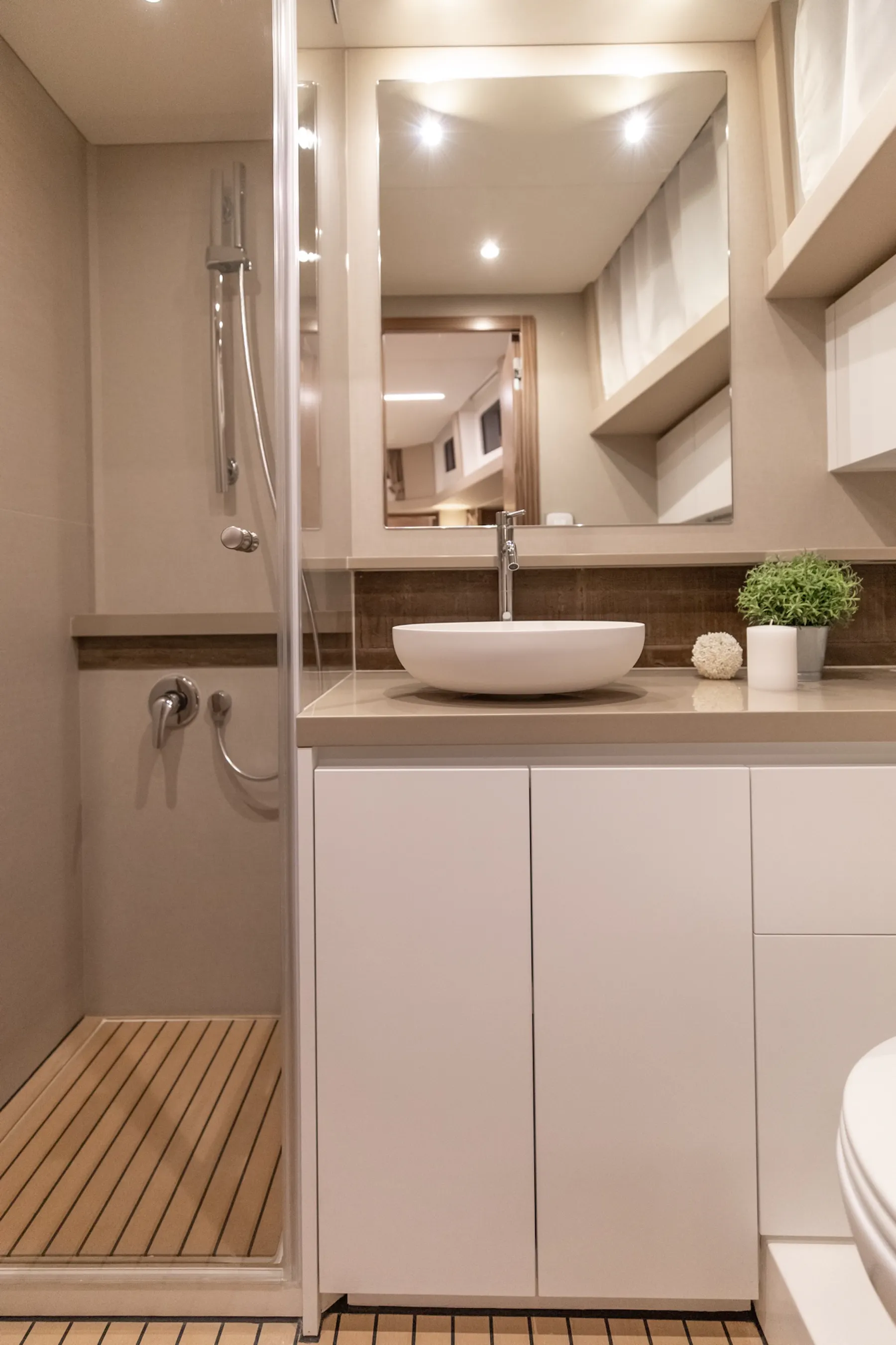 Greenline 45 Coupe bathroom