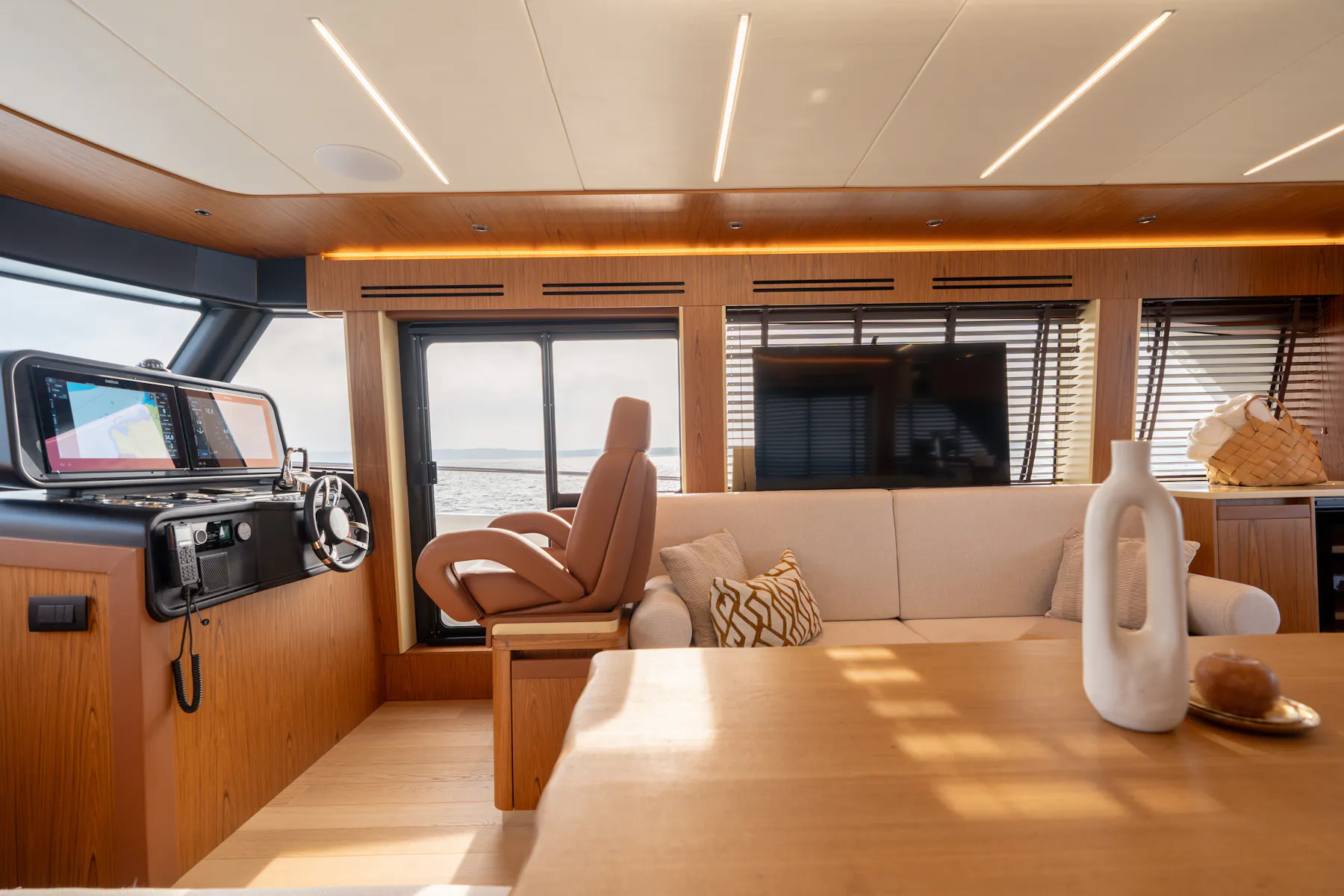Greenline 58 Coupe salon in teak