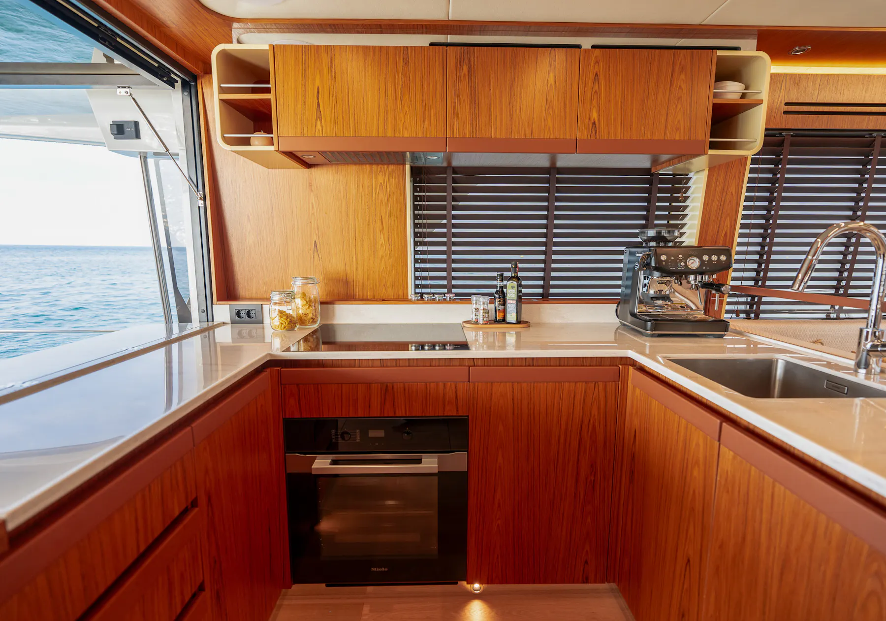 Greenline 58 Fly extra-large galley