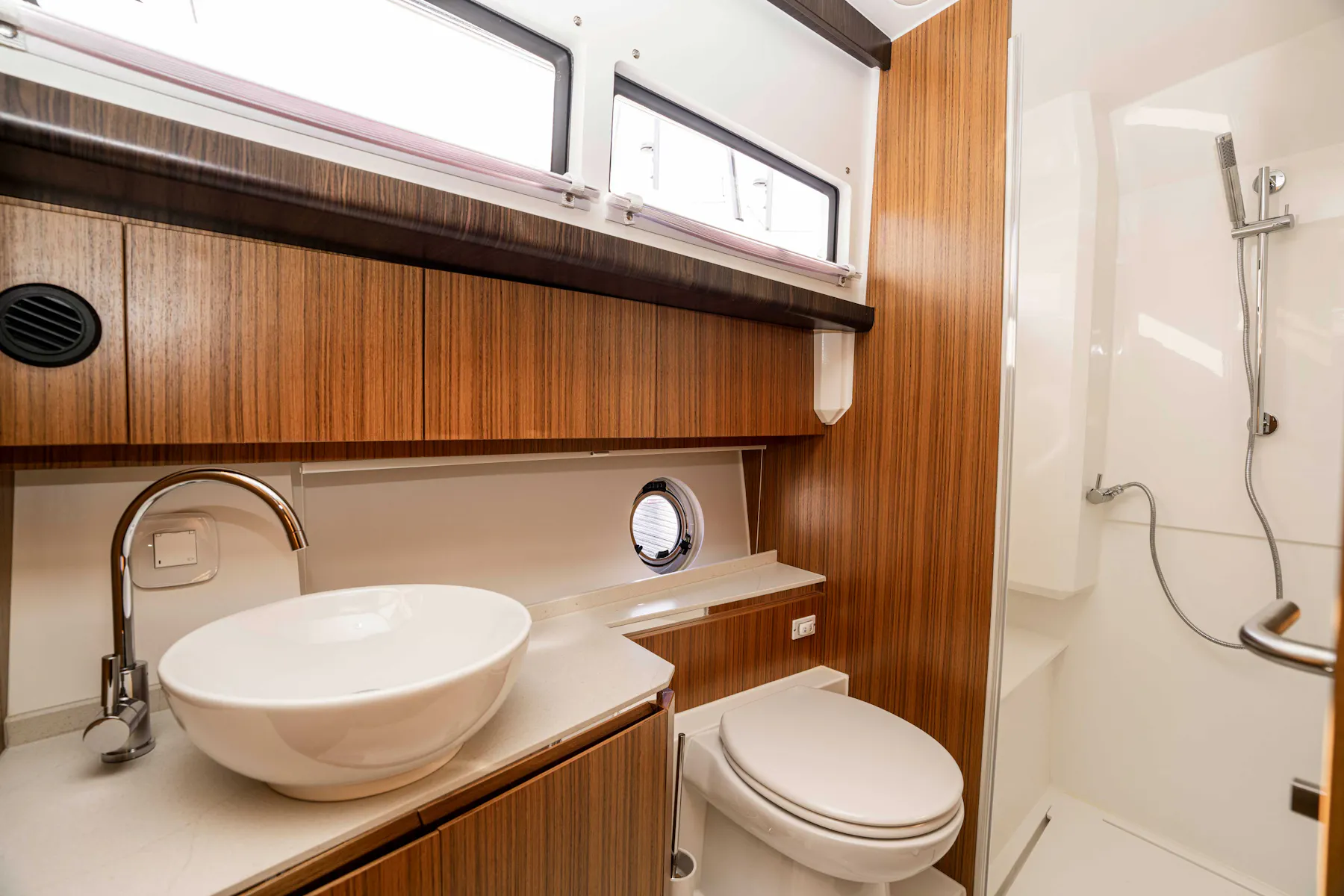 Greenline 42 modern bathroom