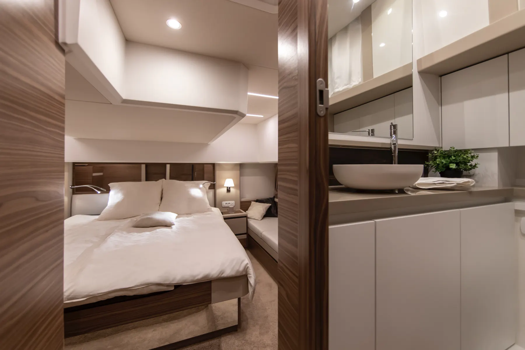 Greenline 45 Coupe master cabin