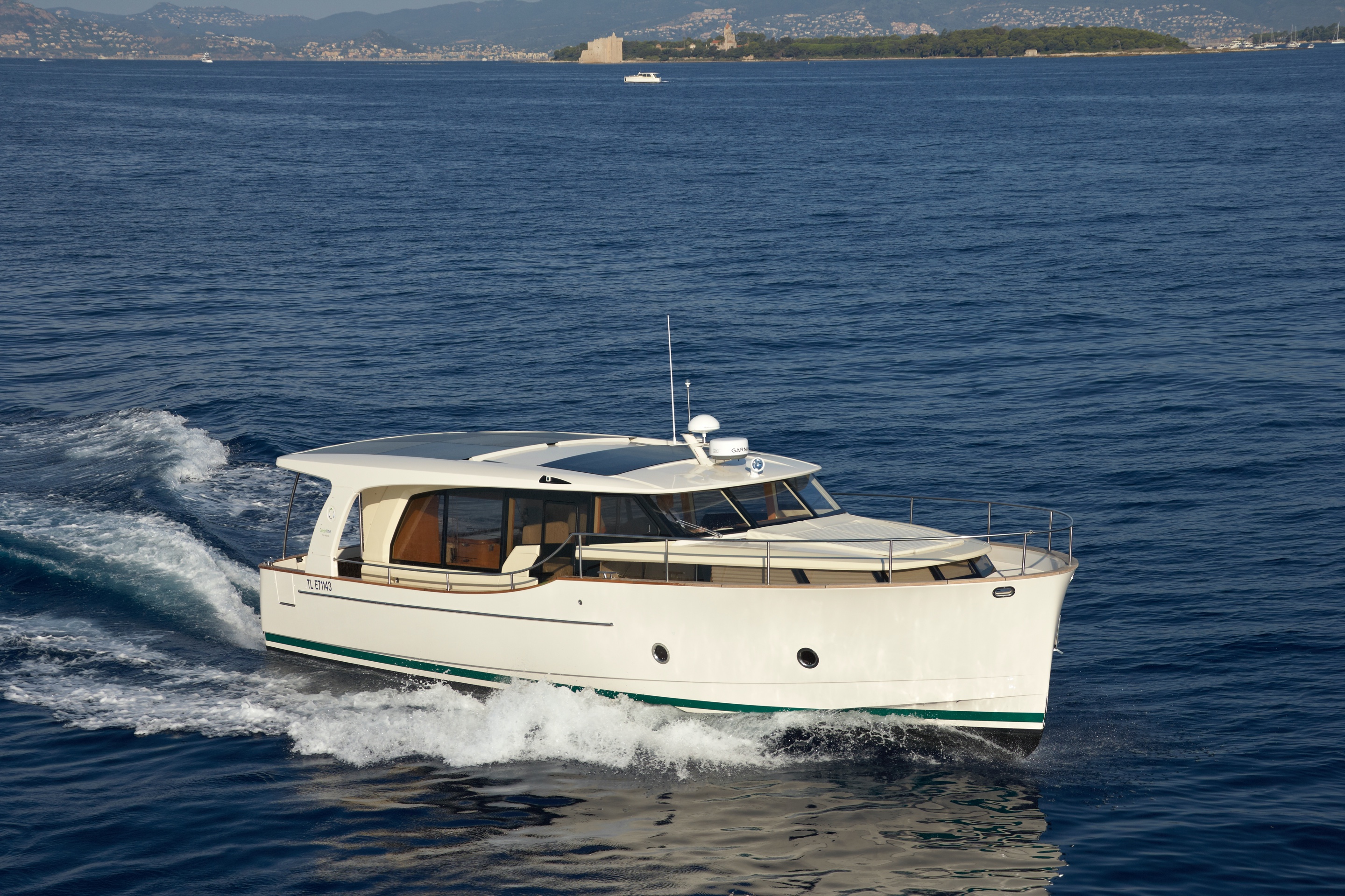GREENLINE 40 HYBRID - The Gentlemen's Cruiser Among our Range