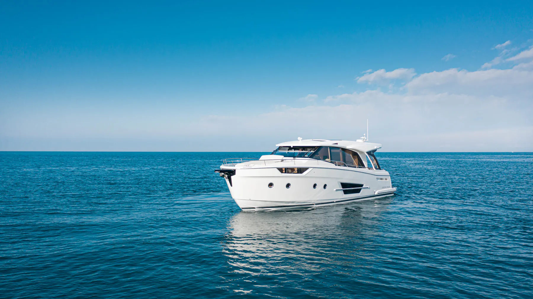 Greenline 45 Coupé on the water