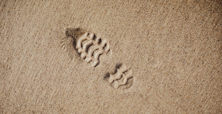 empreinte de chaussure dans le sable