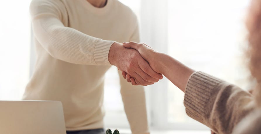 deux personnes se serrant la main