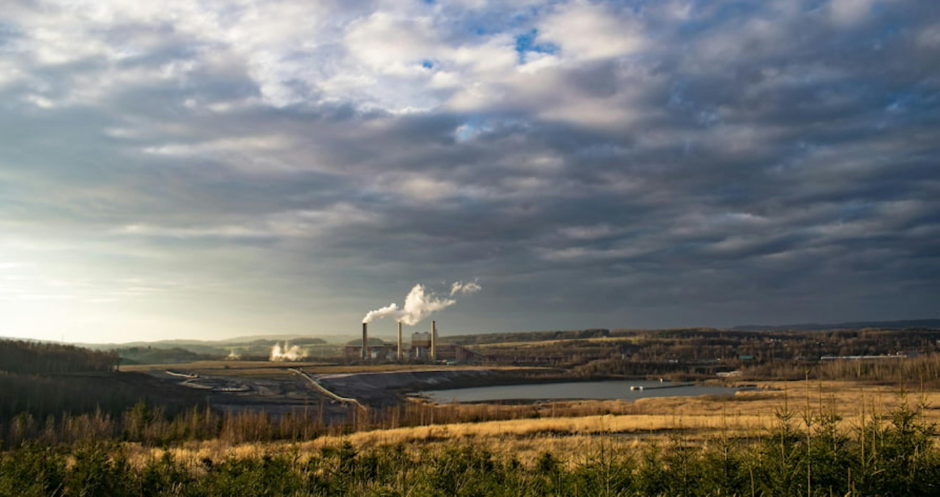 une usine rejetant de la fumée