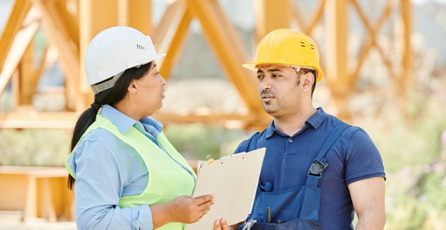 deux agents de chantier discutent ensemble