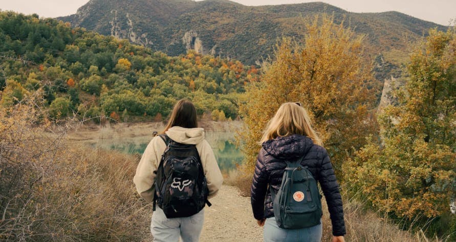 deux personnes en randonnée