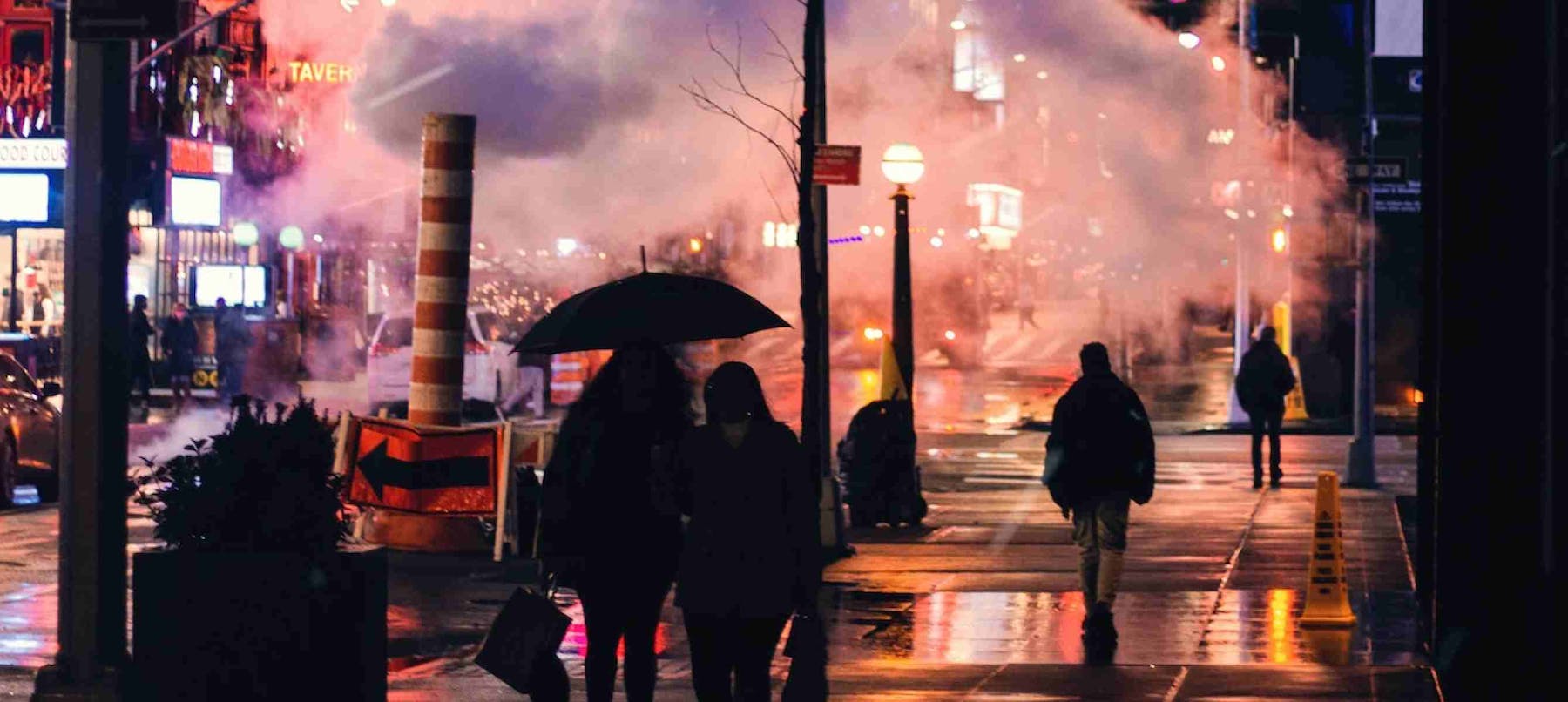 Nuage de fumée recouvrant une rue de la ville la nuit