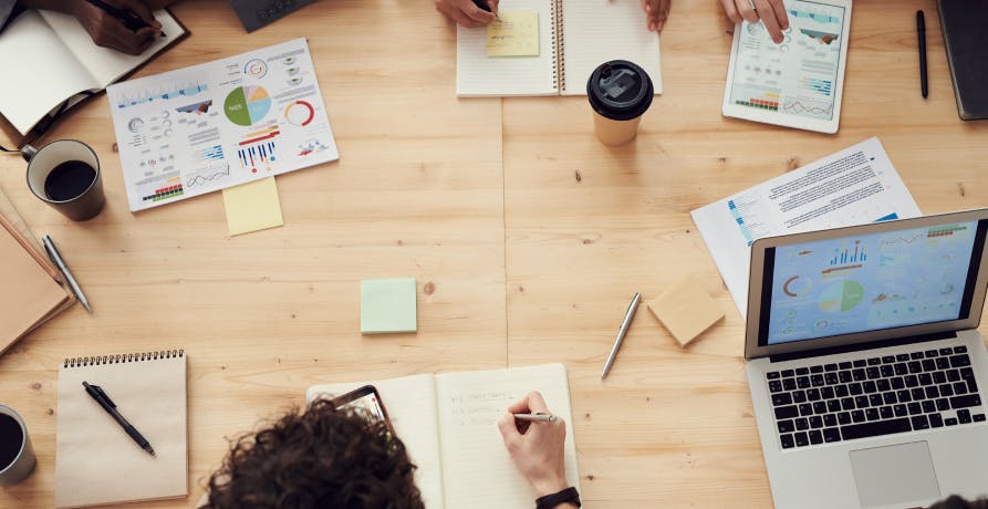 des personnes travaillant chacune sur leur ordinateur autour d'une table