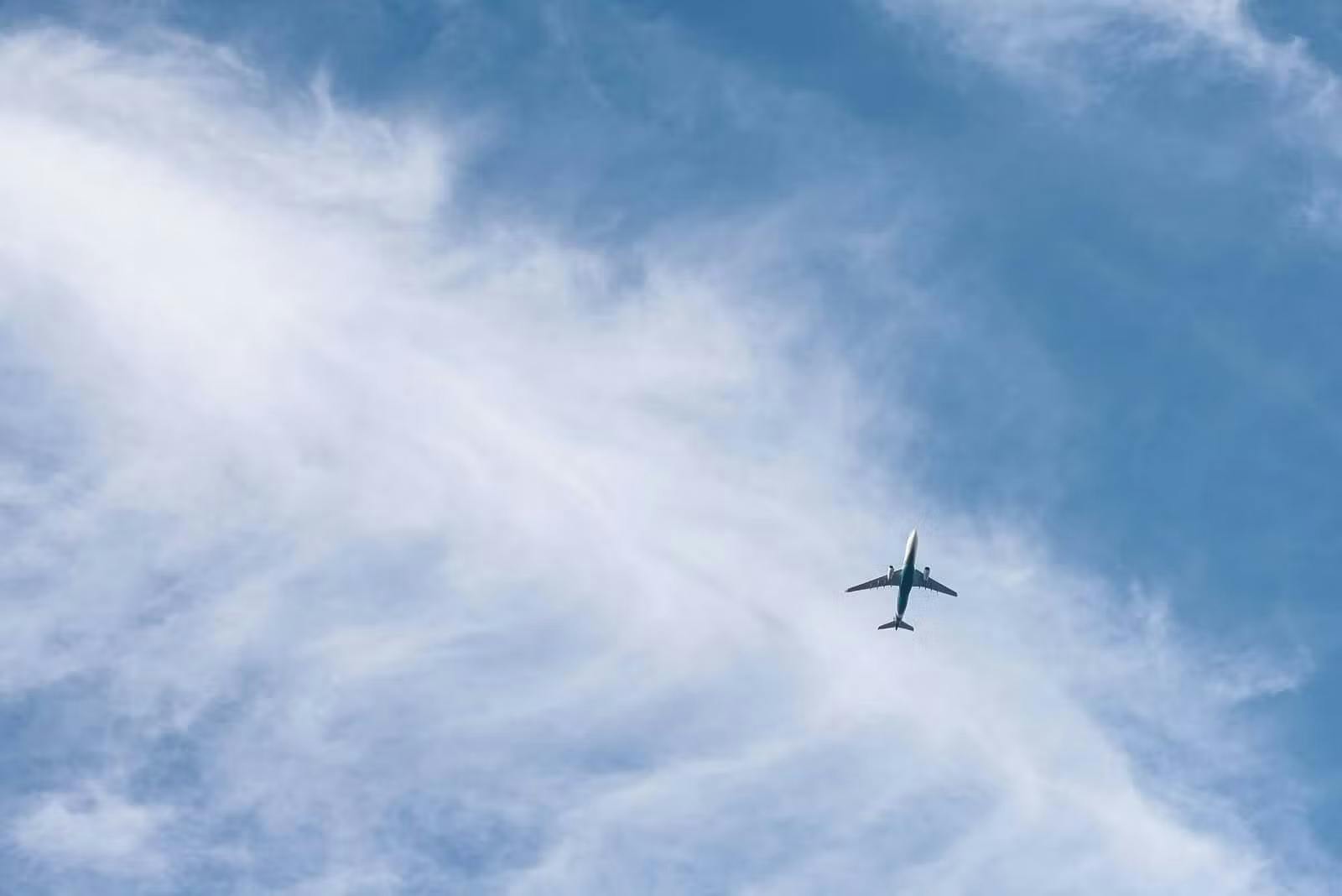 Avion dans un ciel bleu et nuageux