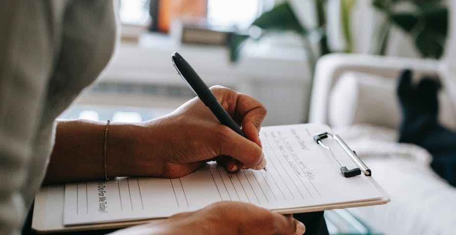 femme remplissant un document