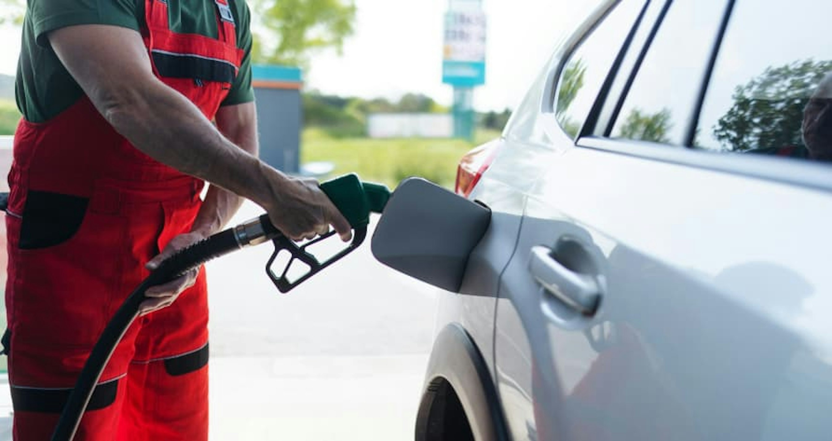 gas attendant pumping gas