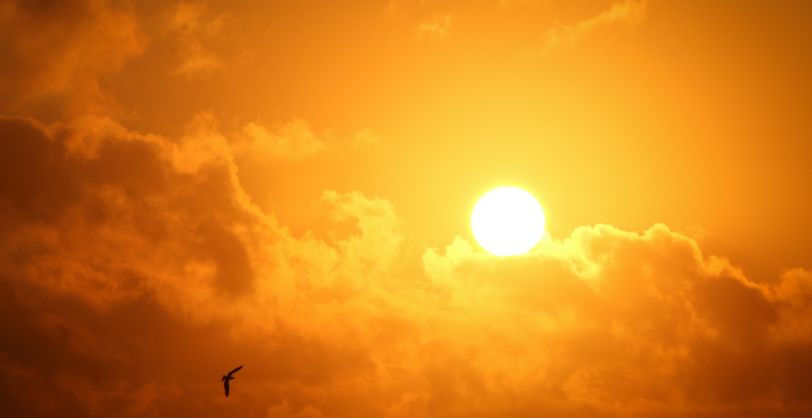 soleil orange avec nuages