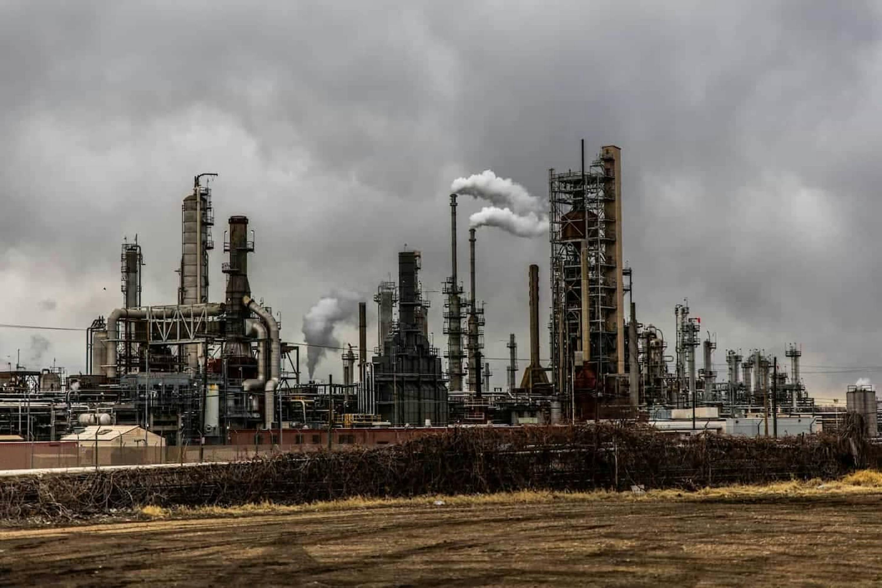 fumée blanche sortant de l'usine