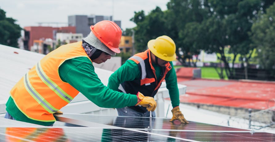 des ouvriers installant des panneaux solaires