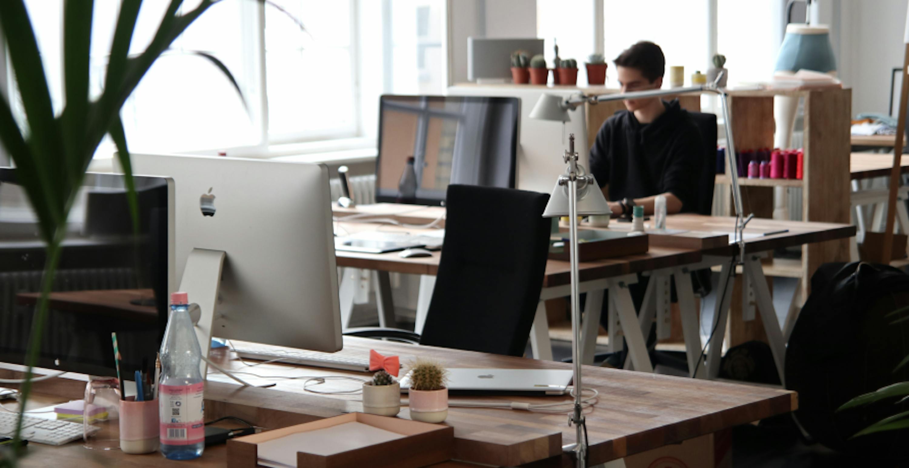 homme travaillant sur un ordinateur dans un bureau