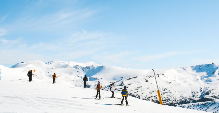 montagne enneigée avec plusieurs skieurs