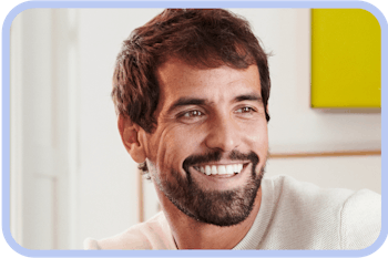 Homme souriant