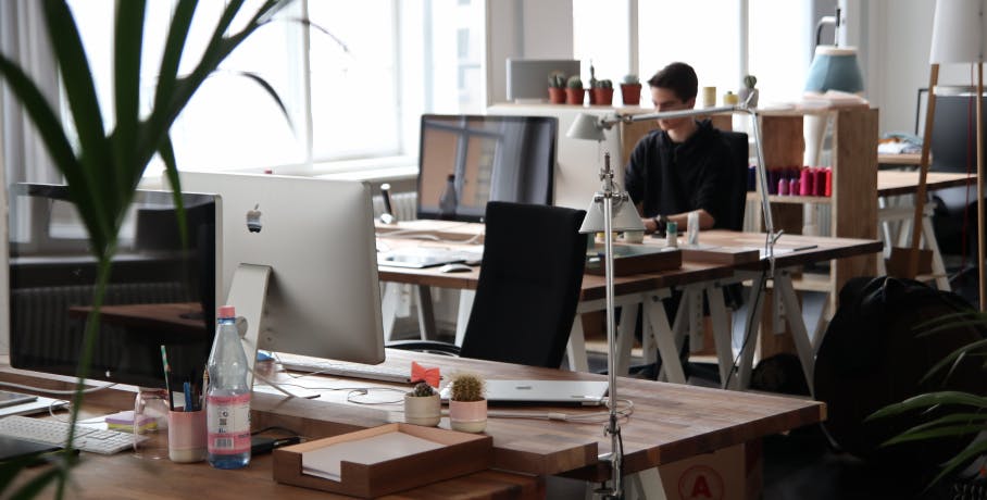 Homme travaillant dans un open space