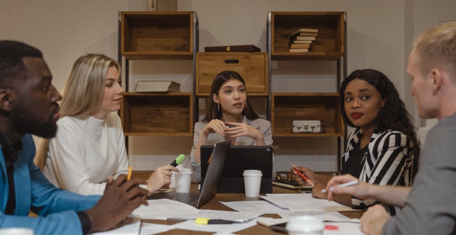 Collaborateurs discutant d'un projet