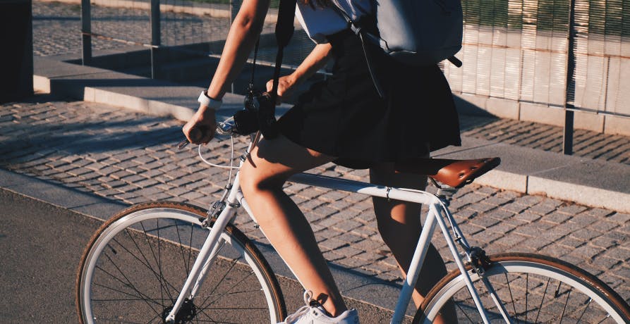 une femme sur un vélo