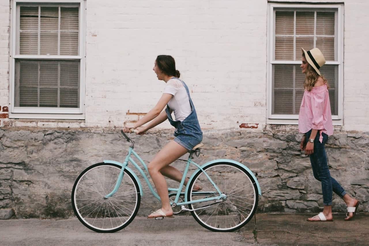 Femme roulant sur un vélo