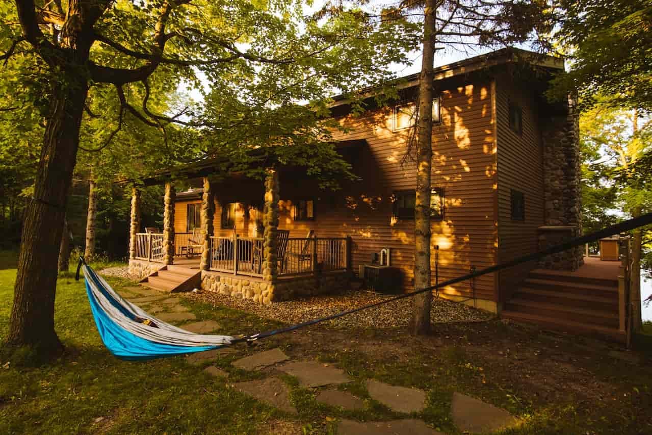 Maison en bois pendant la journée