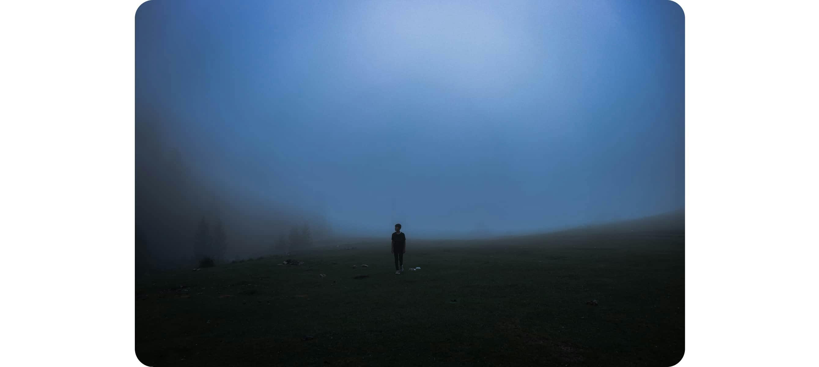 Silhouette d'une personne debout dans la brume