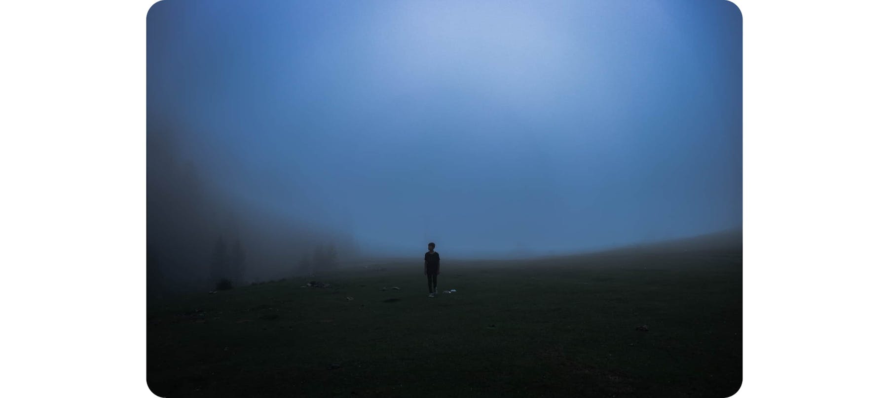 Silhouette d'une personne debout dans la brume