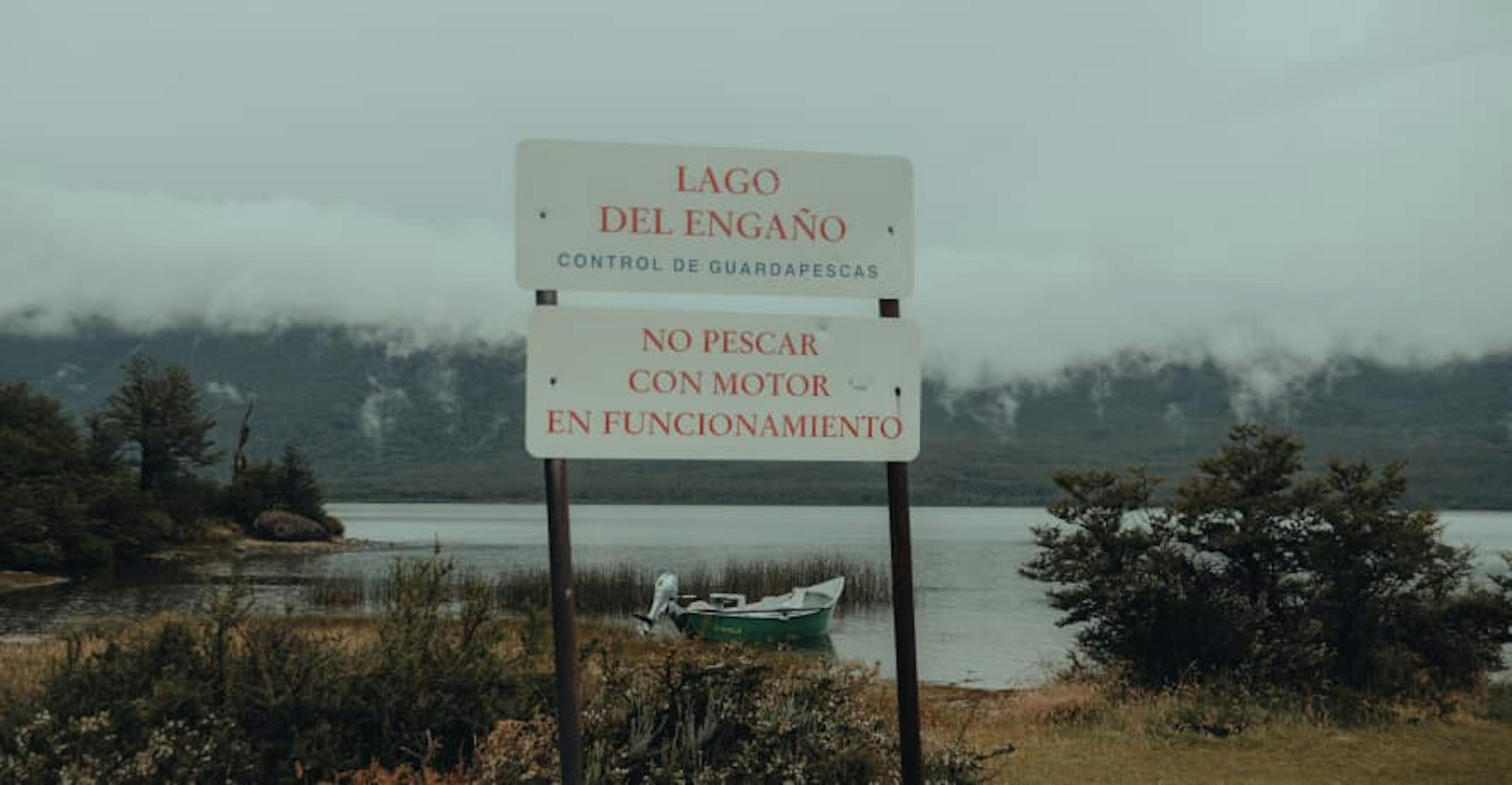sign explaining rules: no fishing with a motor boat