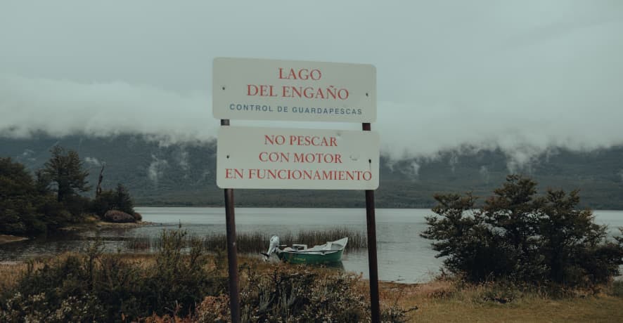 sign explaining rules: no fishing with a motor boat