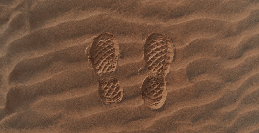 empreintes de chaussures dans le sable