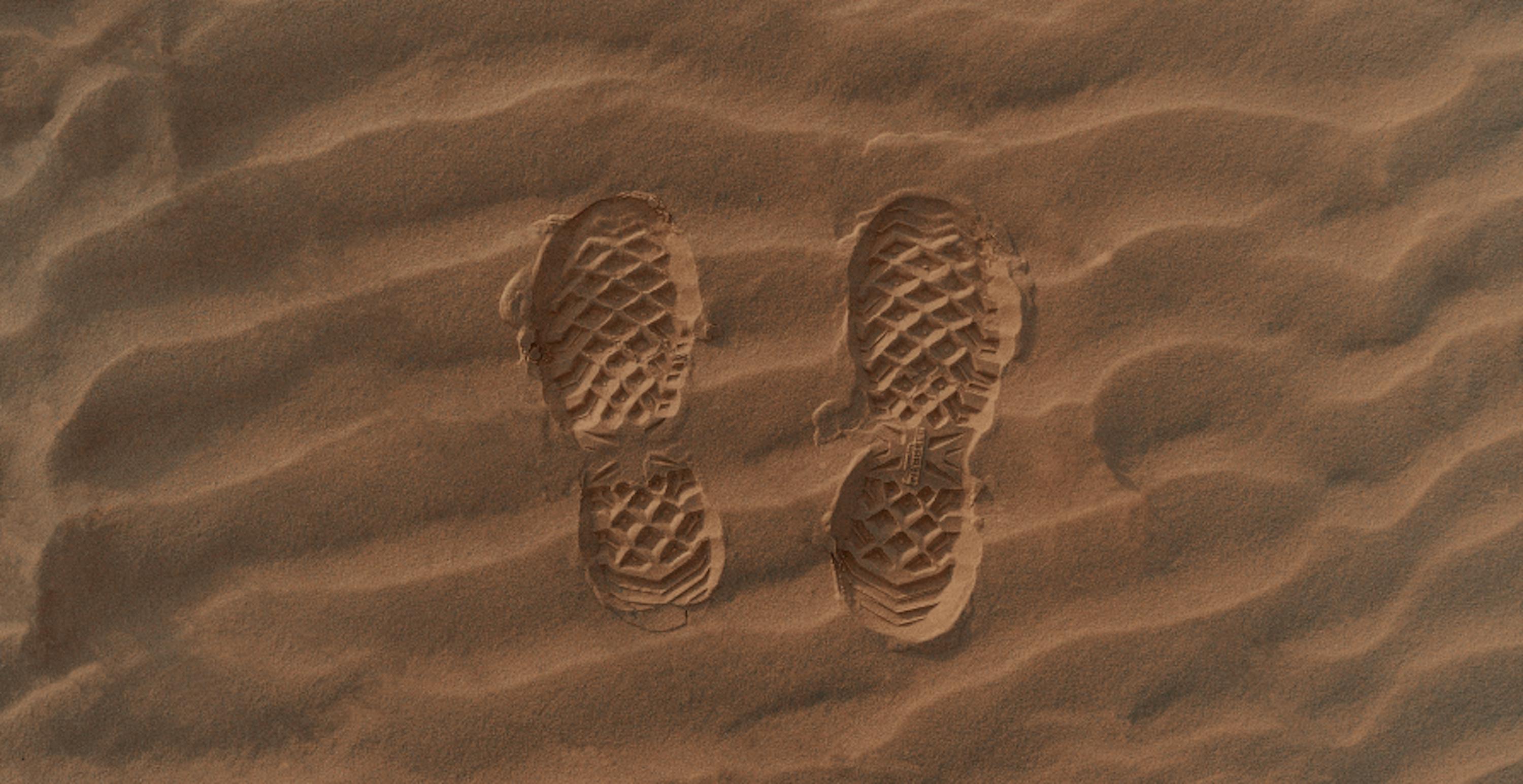 empreintes de chaussures dans le sable