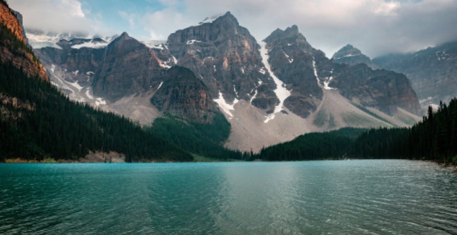 paysage représentant un lac devant une montagne enneigée