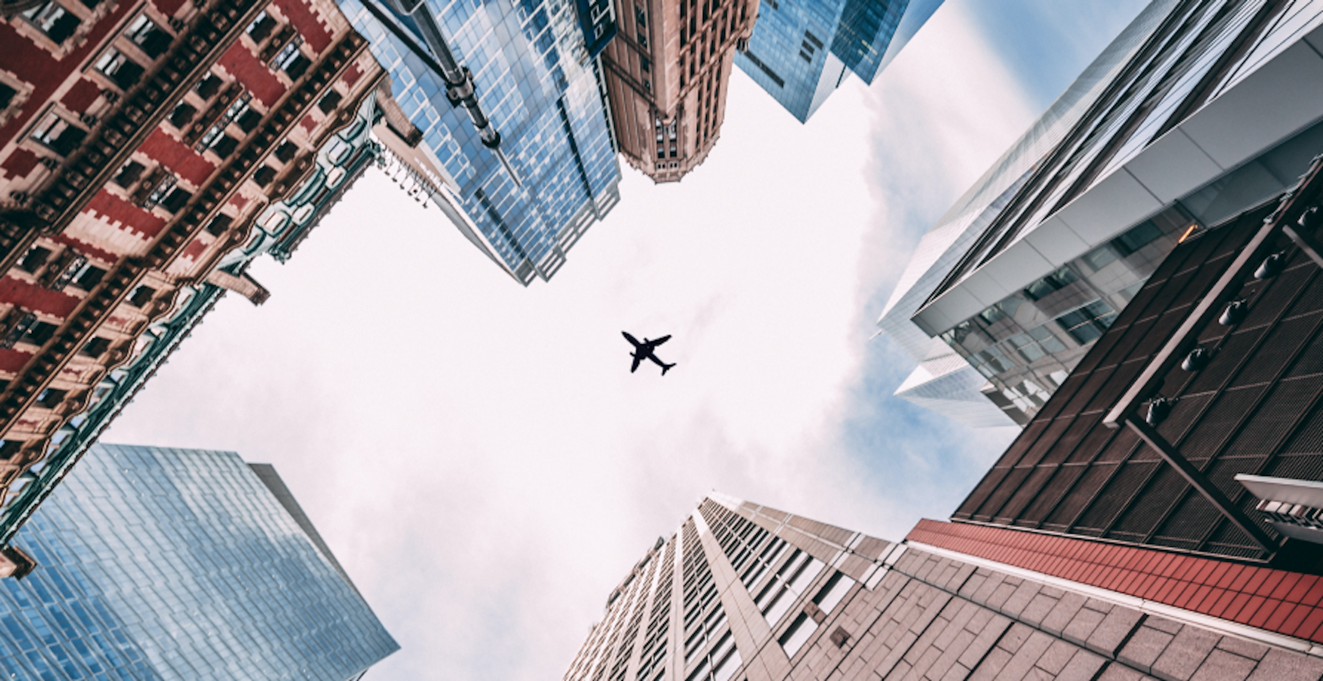 un avion qui survole les immeubles de New-York