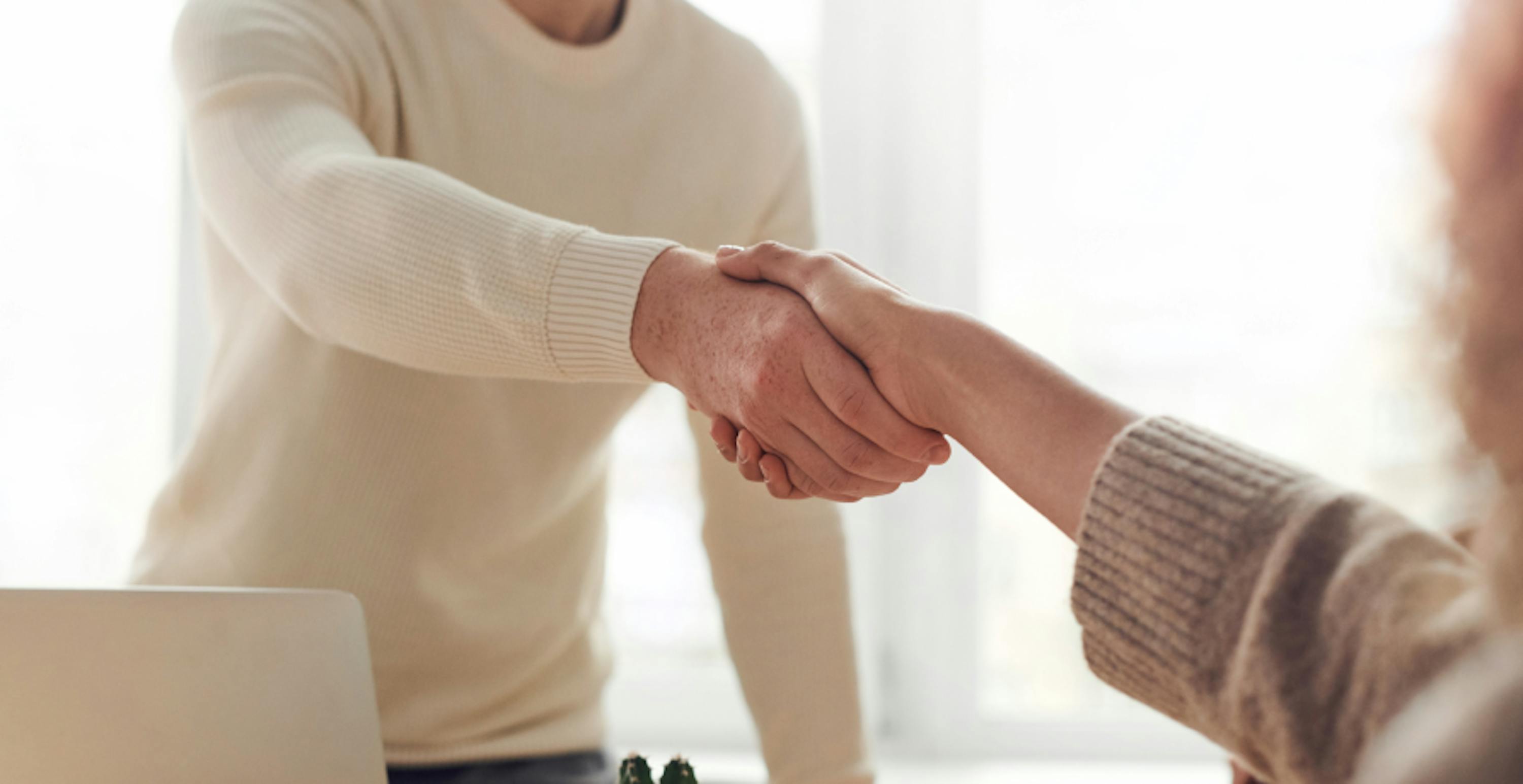 poignée de main entre un homme et une femme